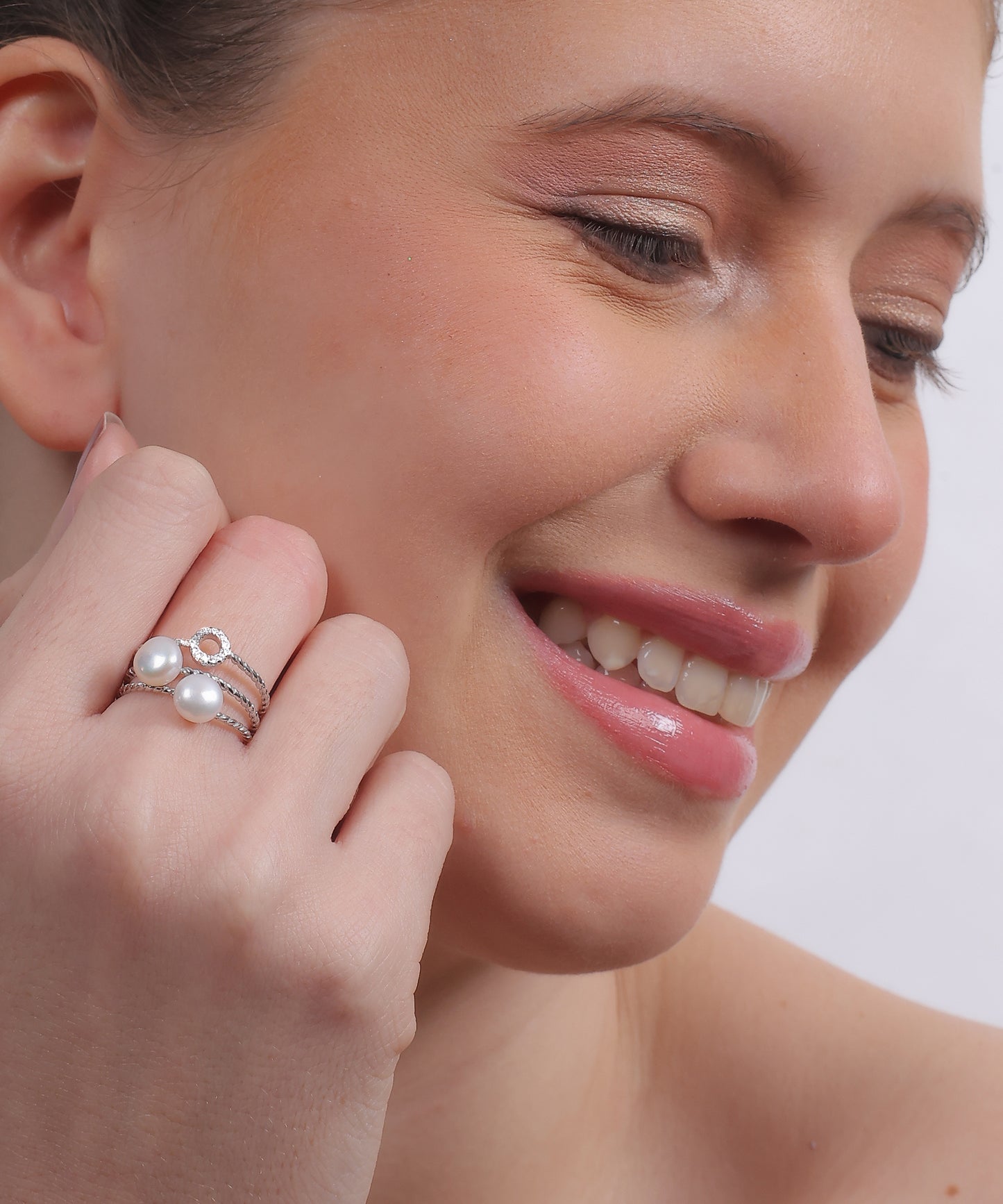 Twinkling Pearl Trio Ring